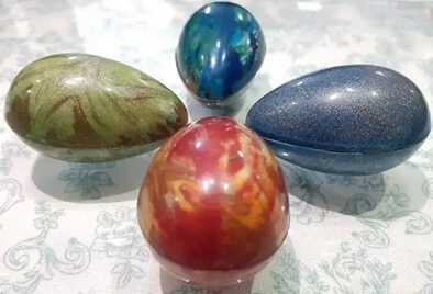 פרלינים מבריקים ואיכותיים המדגימים טמפרור שוקולד מושלם בעינביז