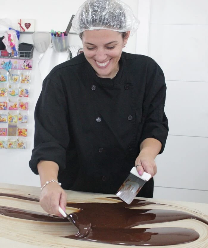 רוני כהנא מדגימה טמפרור שוקולד מקצועי בסדנת עינביז