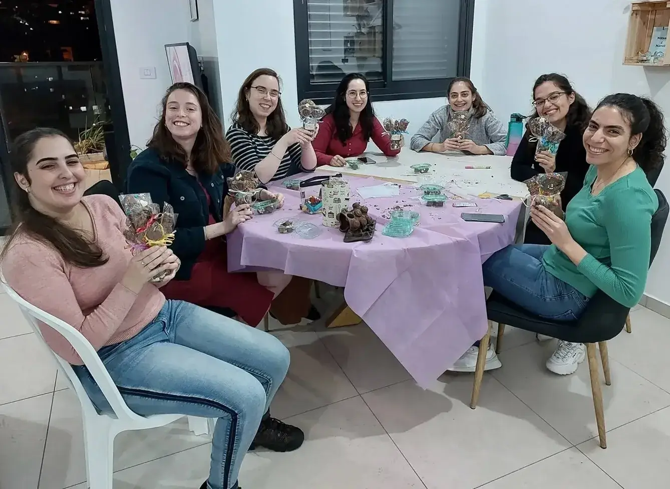 סדנת שוקולד בעינביז שוקולד - טועמות את היצירות המתוקות שלנו