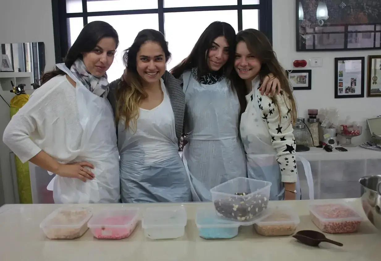 סדנת שוקולד בעינביז שוקולד - טעימות שוקולד גורמה במסיבת רווקות יוקרתית