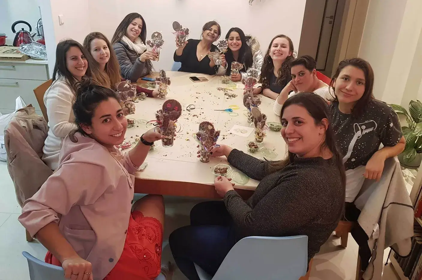 משתתפות מכינות פרלינים יוקרתיים מסדנת שוקולד למסיבת רווקות
