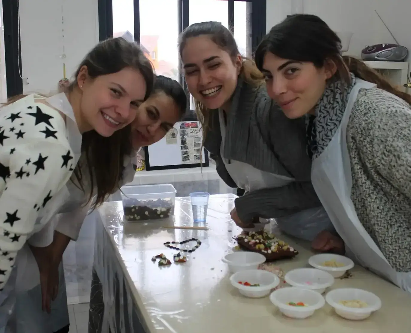 נשים מערבבות שוקולד מותך כחלק מסדנה למסיבת רווקות.