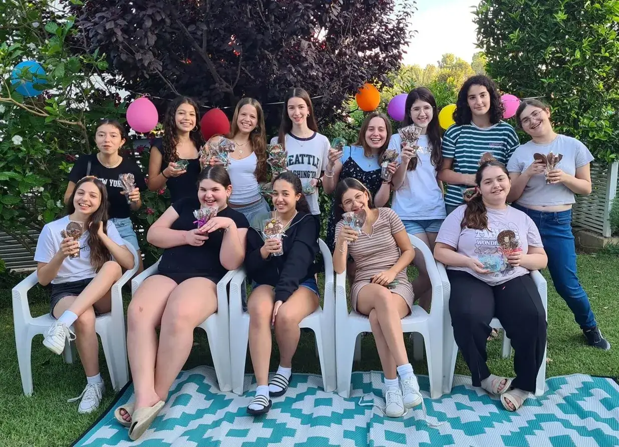 סדנת שוקולד בעינביז שוקולד - שולחן יום הולדת מלא בשוקולד