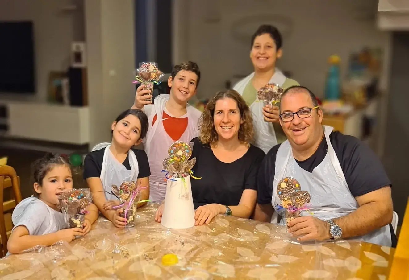 סדנת שוקולד בעינביז שוקולד - חברים חוגגים עם שוקולד