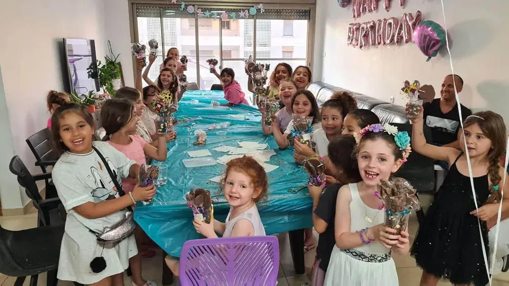 סדנת שוקולד בעינביז שוקולד - חוגג יום ההולדת במרכז - עם שוקולד ביד!