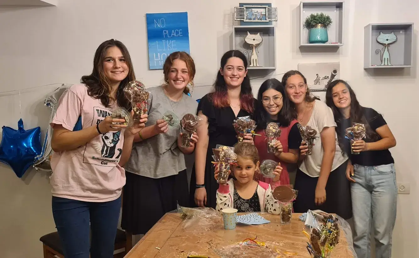 סדנת שוקולד בעינביז שוקולד - תמונה קבוצתית עם כל השוקולדים שהכנו יחד