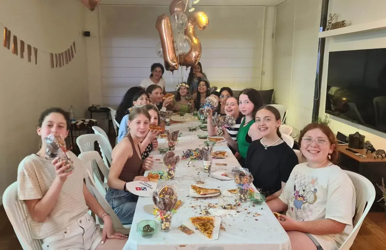 סדנת שוקולד בעינביז שוקולד - הכנה משותפת בסדנה חווייתית