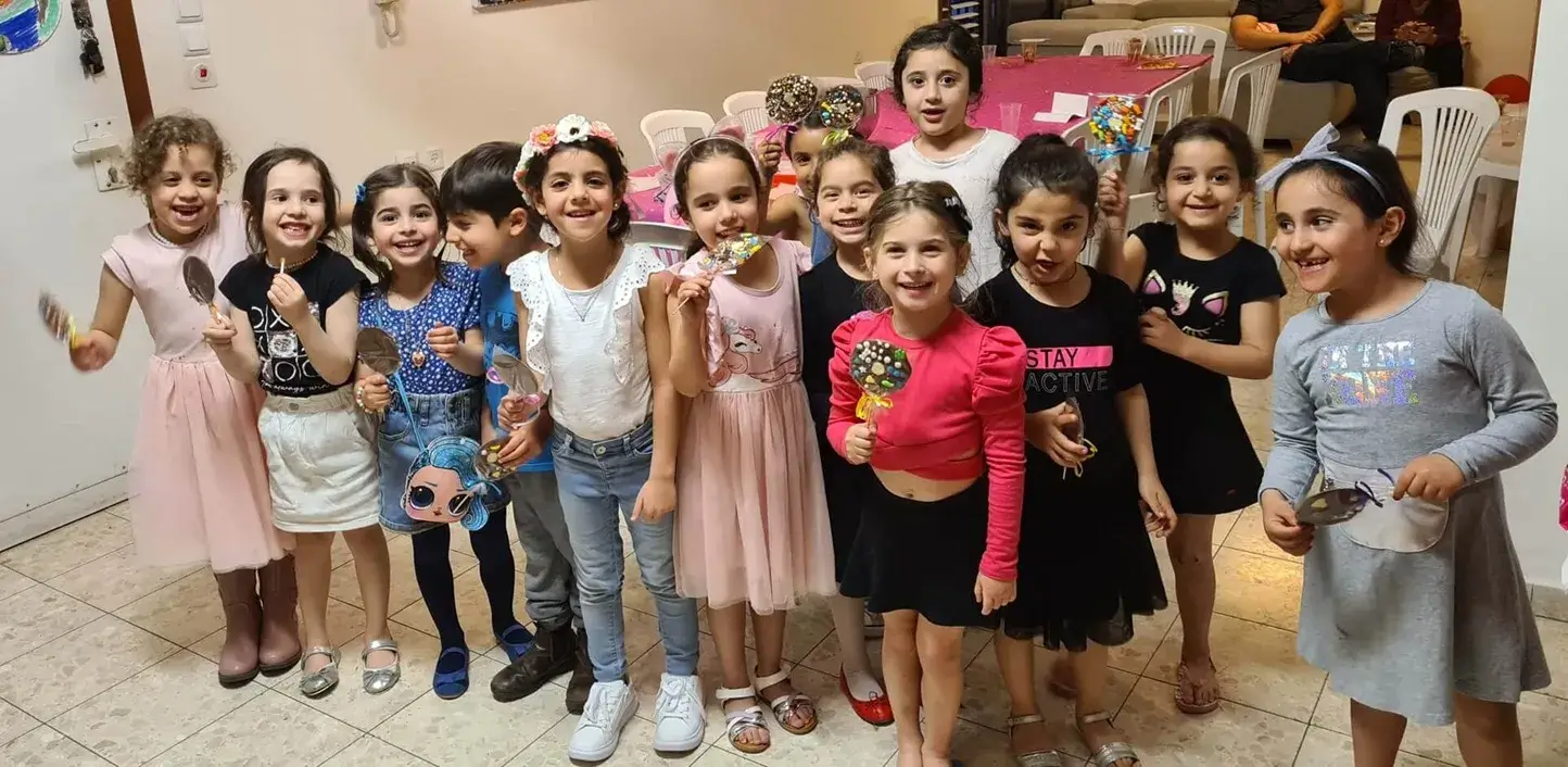 סדנת שוקולד בעינביז שוקולד - החברים מכינים מתנת שוקולד לחוגג יום ההולדת