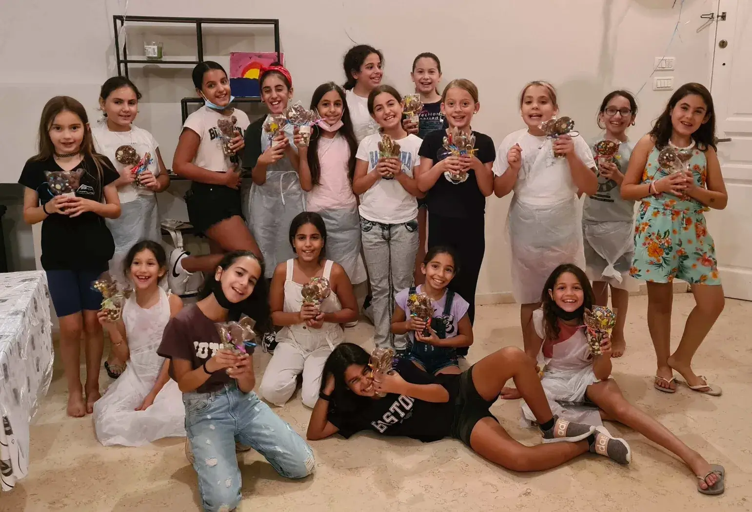 צוחקים ונהנים בזמן פעילות בסדנת שוקולד