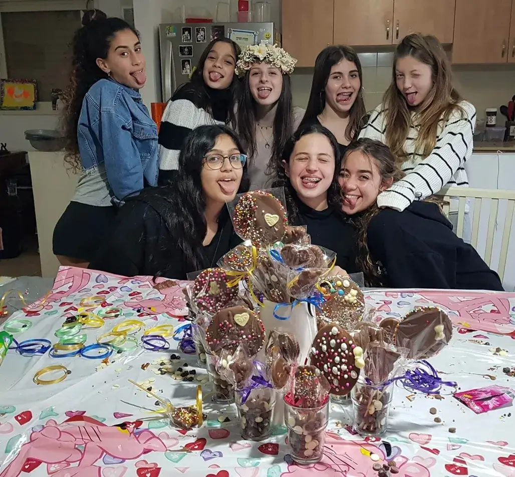 סדנת שוקולד בעינביז שוקולד - שולחן מעוצב ליצירת שוקולדים