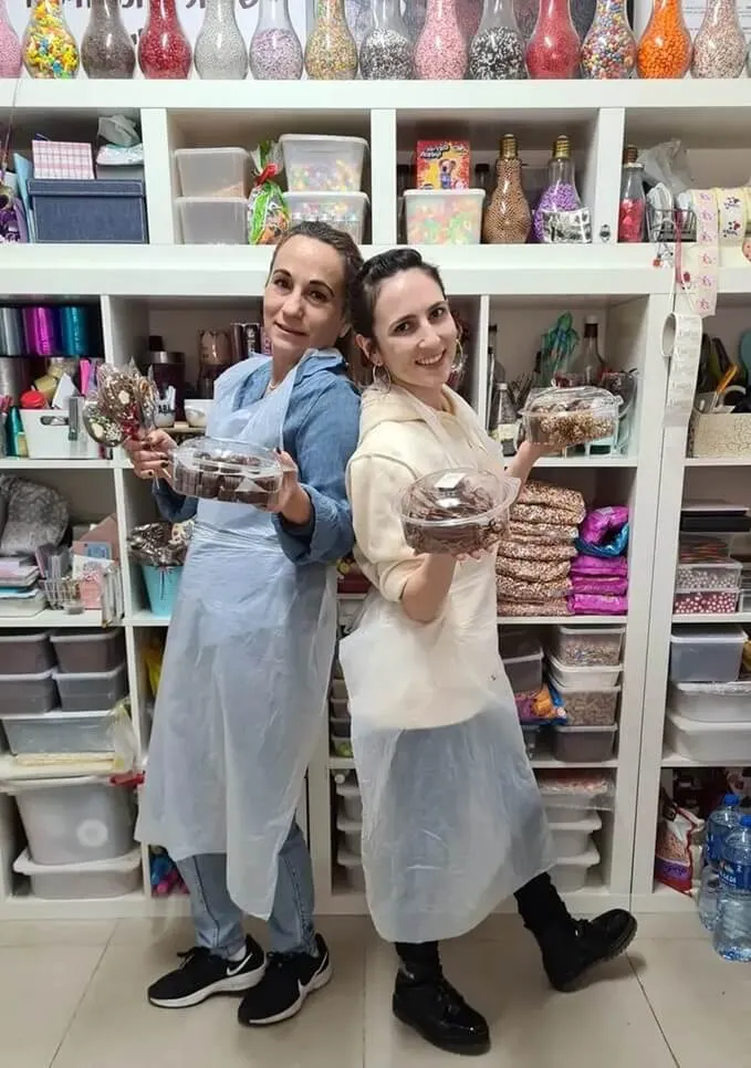 סדנת שוקולד בעינביז שוקולד - נהנים מזמן איכות יצירתי יחד.