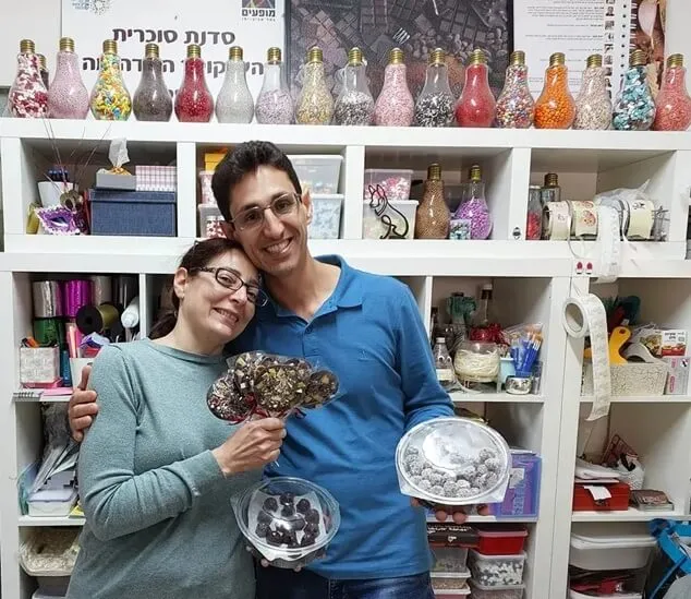 זוג מכין שוקולדים עם צבעים ועיטורים מותאמים אישית.