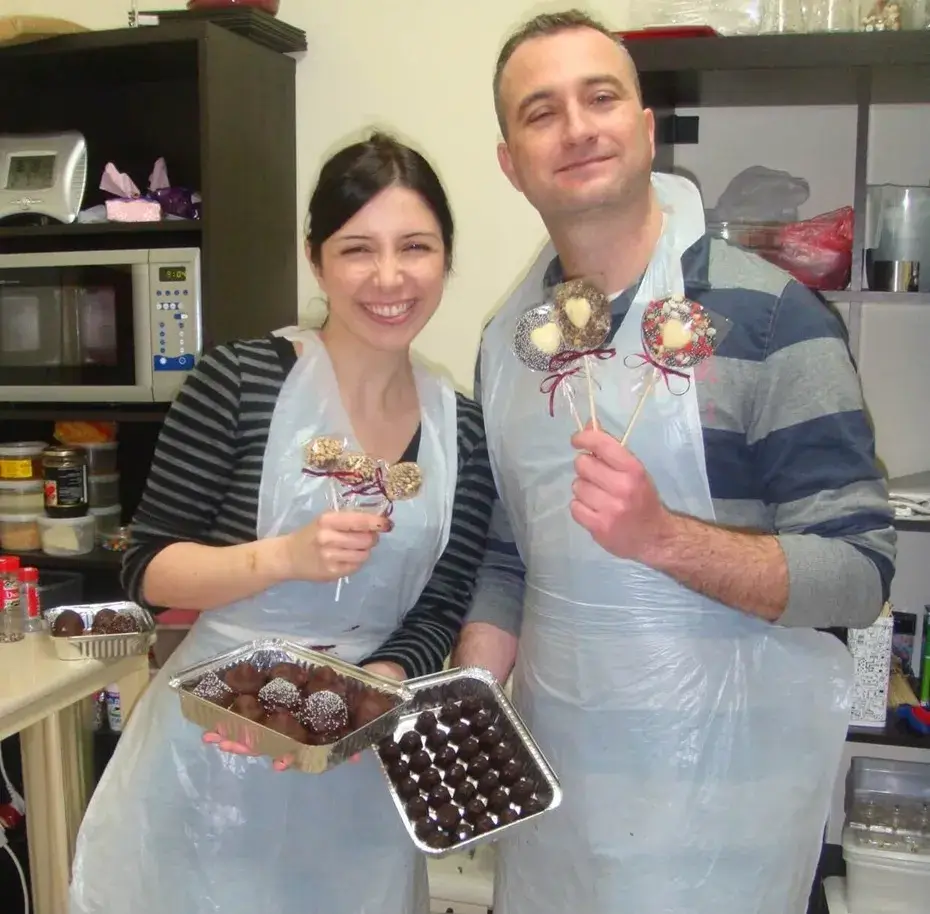 סדנת שוקולד בעינביז שוקולד - שיתוף פעולה מתוק - יוצרים שוקולד ביחד