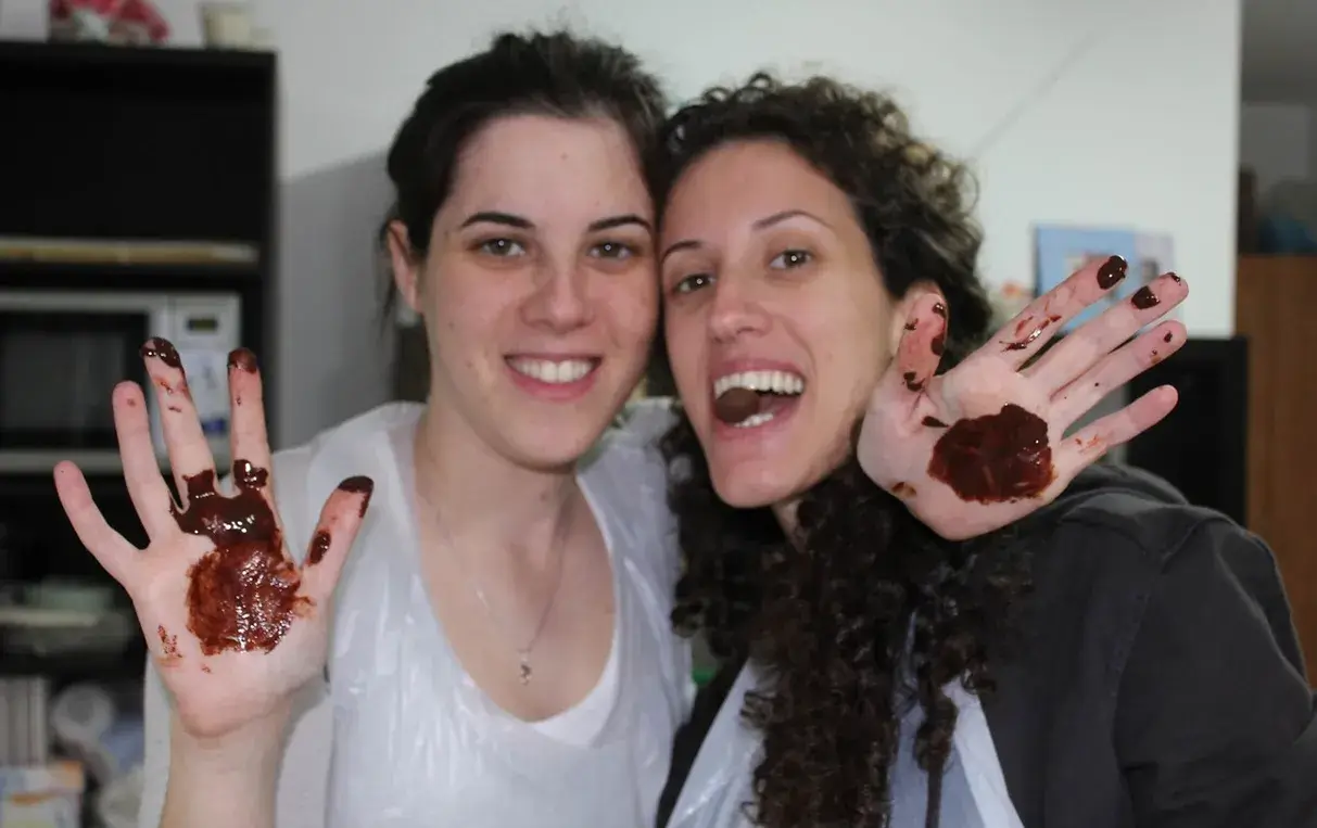 זוג מחוייך אוכל פרלינים שהכין