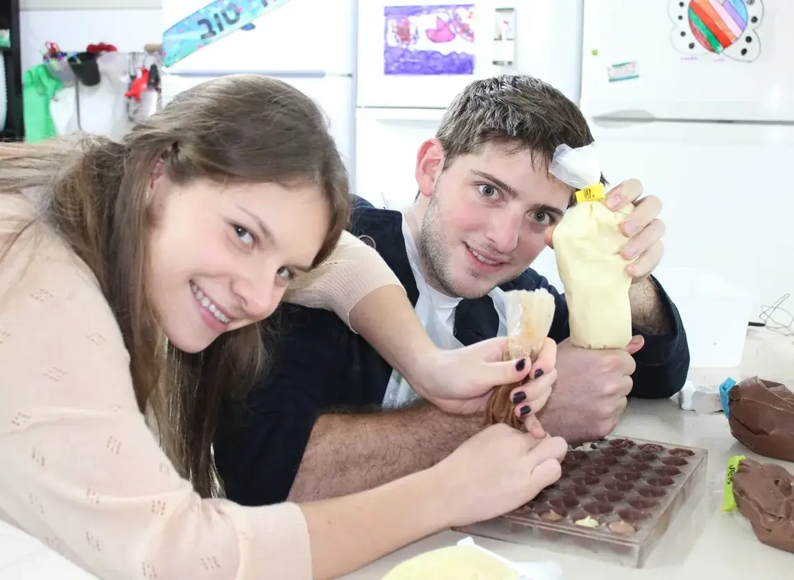 זוג מזלף גנאש לתוך קונכיות פרלינים