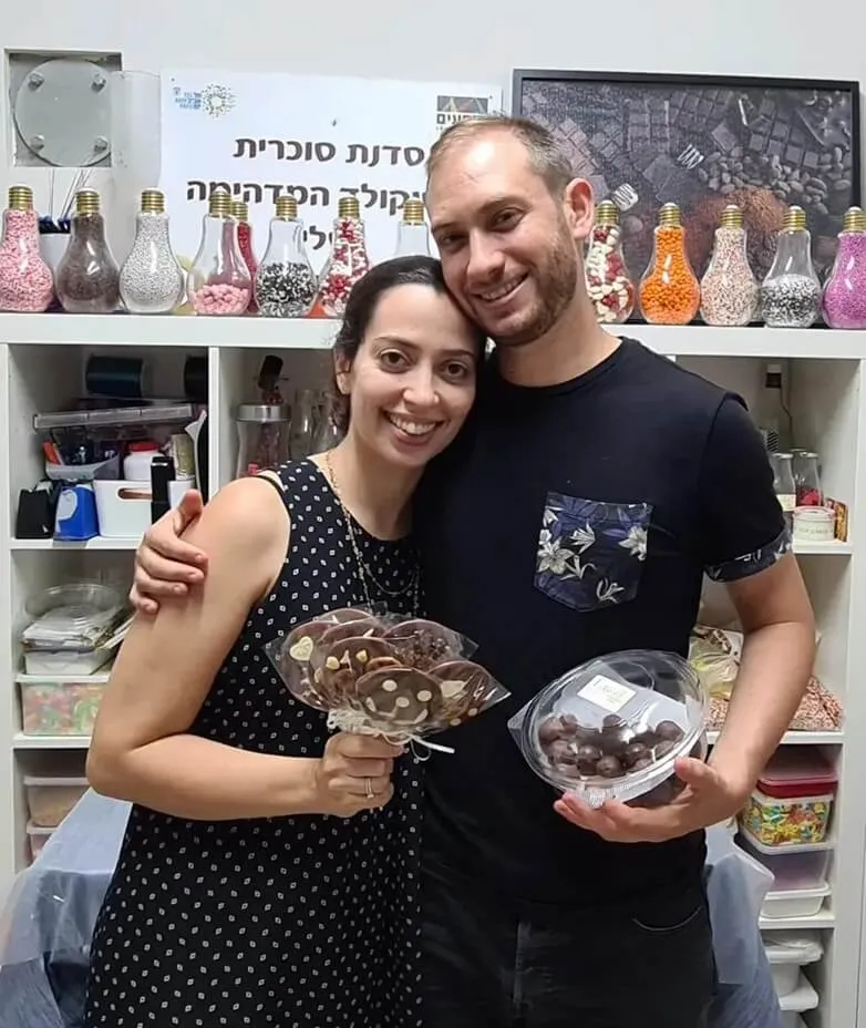 פרלינים מיוחדים שנוצרו על ידי זוג במהלך סדנת שוקולד.