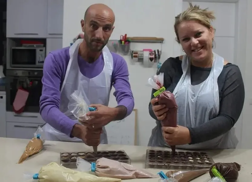 סדנת שוקולד בעינביז שוקולד - בני זוג מעצבים שוקולד יחד בתיאום מוחלט.