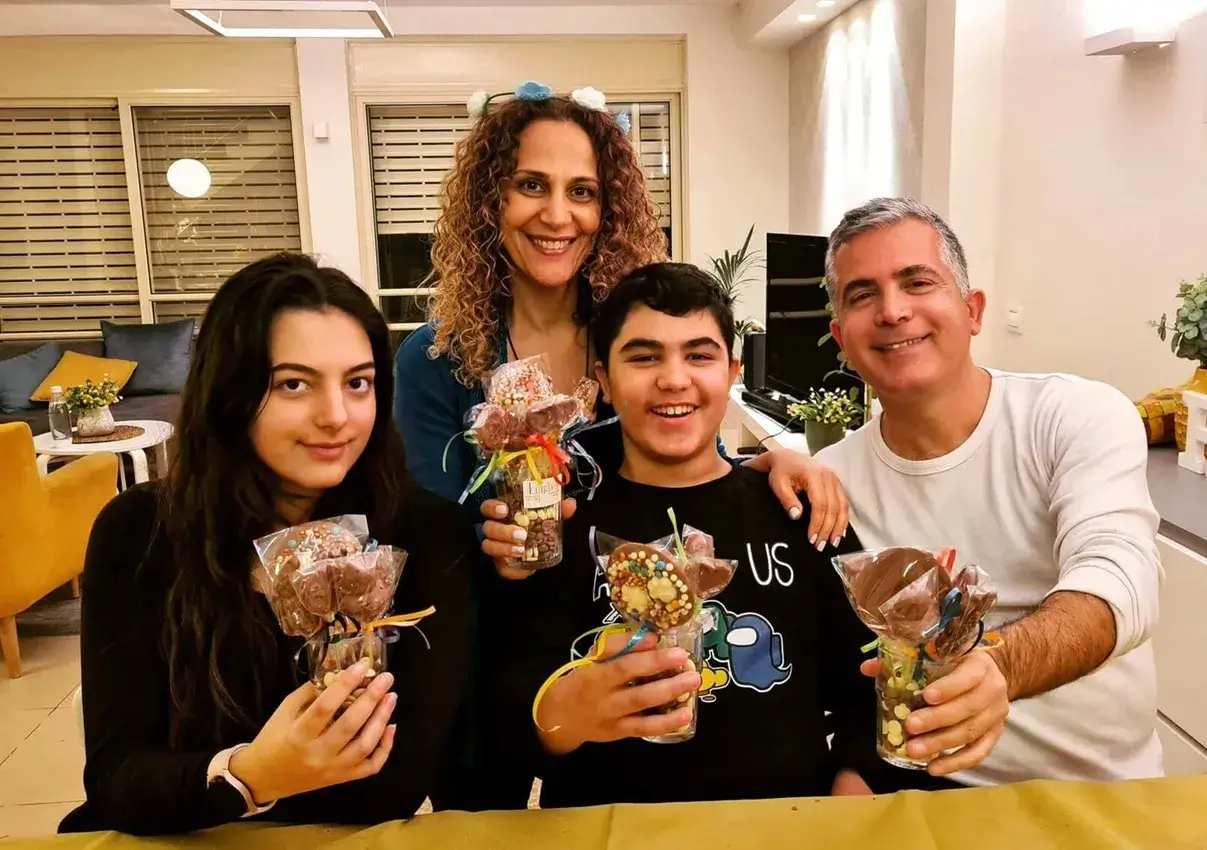 מבחר שוקולדים צבעוניים שנוצרו במהלך סדנת השוקולד.