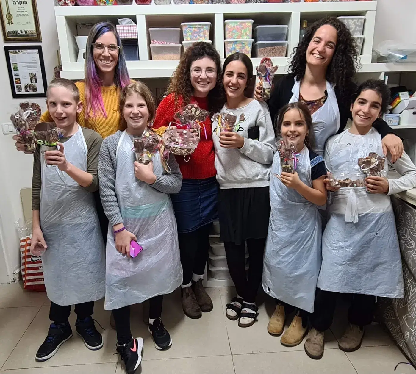 סדנת שוקולד בעינביז שוקולד - משחקים עם שוקולד - יצירתיות לכל המשפחה