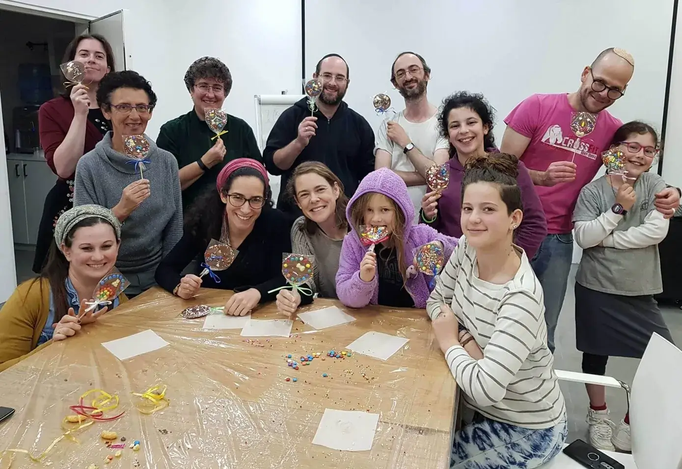 סדנת שוקולד בעינביז שוקולד - שיתוף פעולה והנאה משפחתית