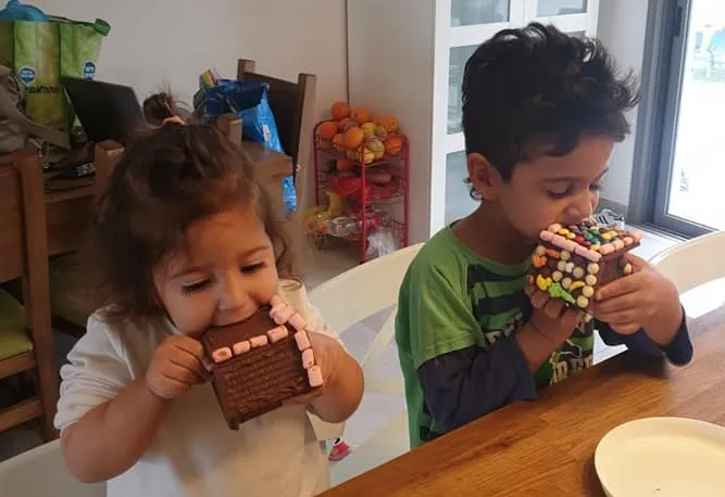 לא מצליחים להתאפק - הילדים אוכלים את בית השוקולד