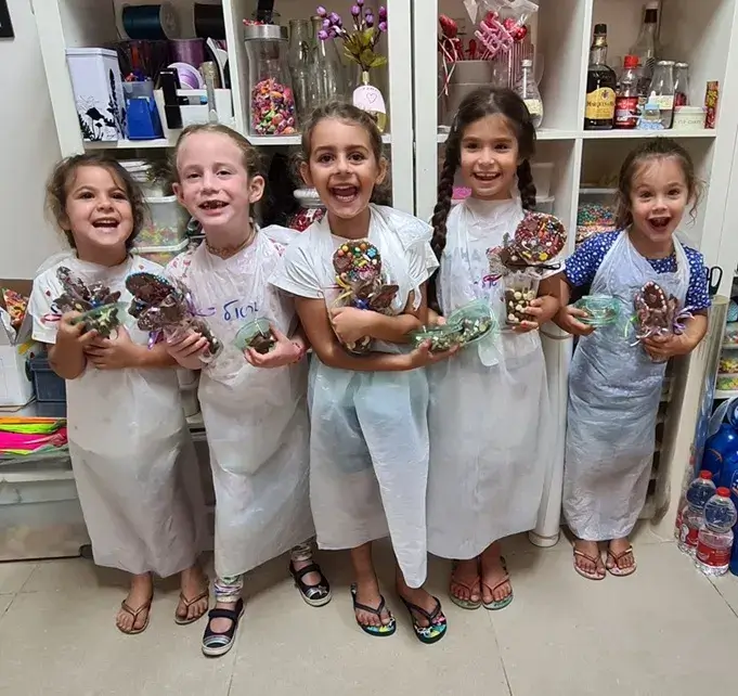 מבחר שוקולדים מוכנים שהוכנו במהלך הסדנת שוקולד לילדים