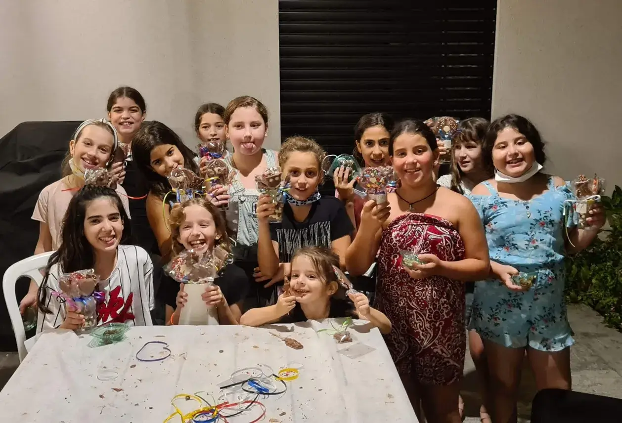 הכנת פרלינים שוקולד בסדנת שוקולד לילדים - יצירתיות ודמיון