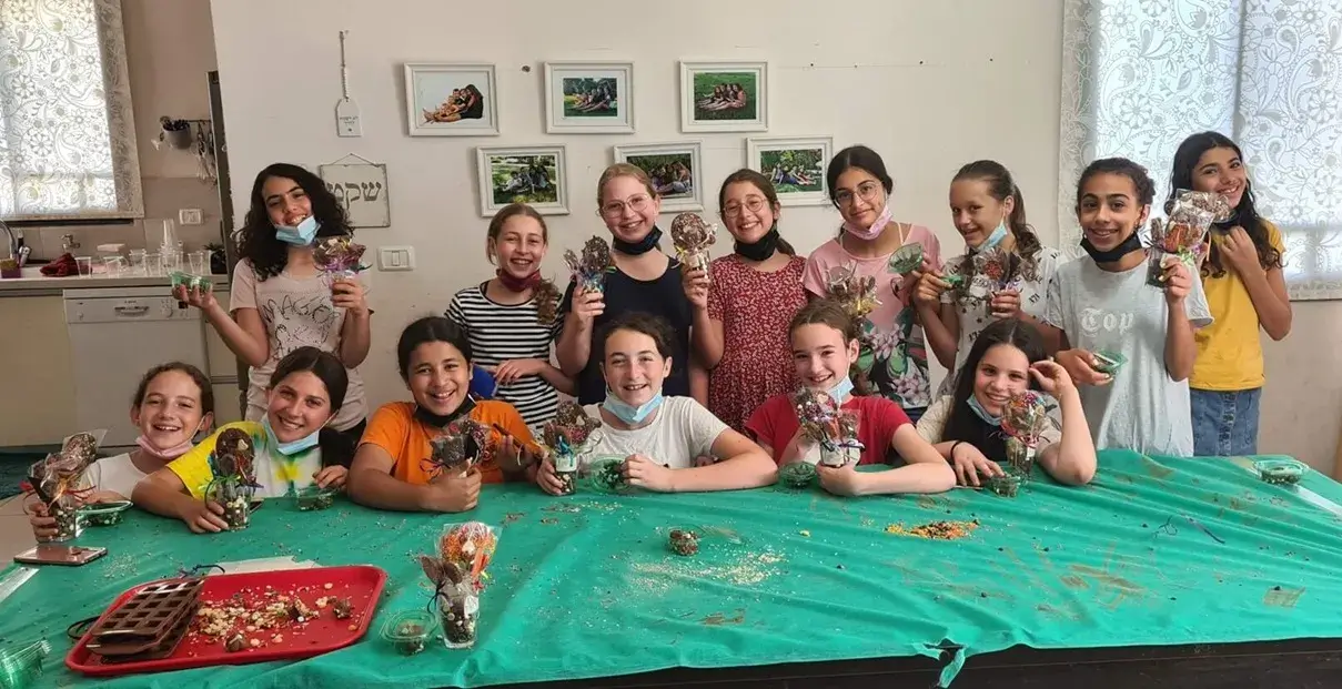 שיתוף פעולה בין ילדים בסדנת שוקולד