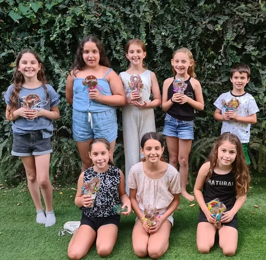 קבוצת ילדים נהנית מסדנת שוקולד כפעילות גיבוש.