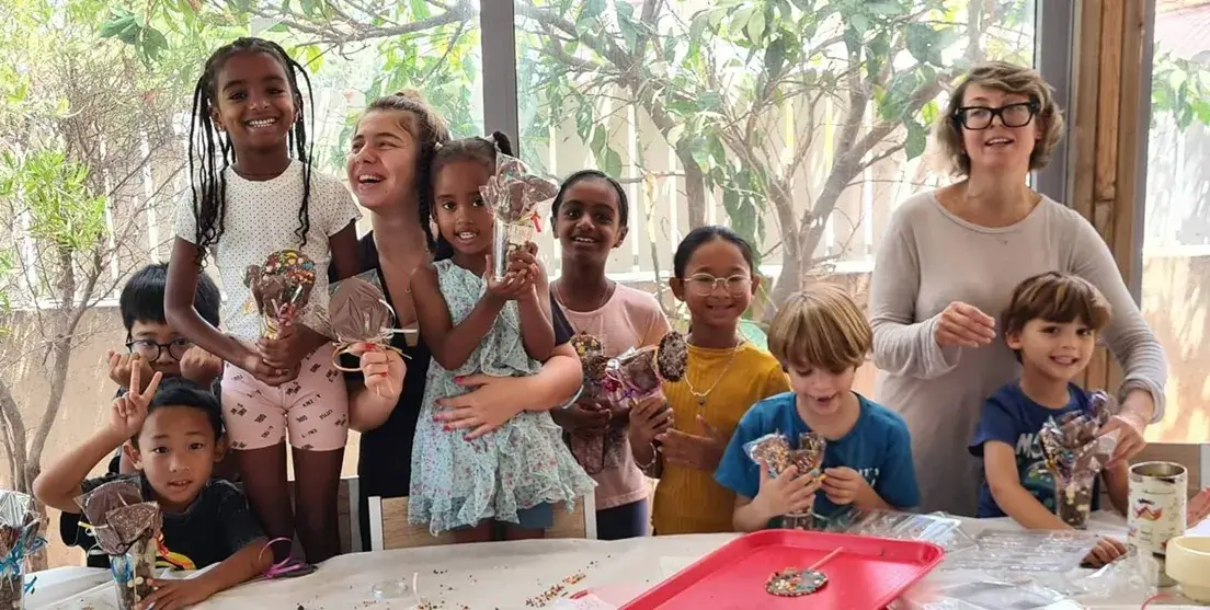 ילדים יוצרים שוקולדים בצורות מיוחדות בסדנת שוקולד.