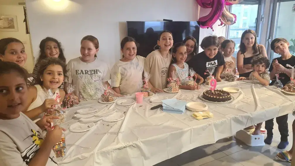 ילדים חוגגים יום הולדת בסדנת שוקולד מתוקה.