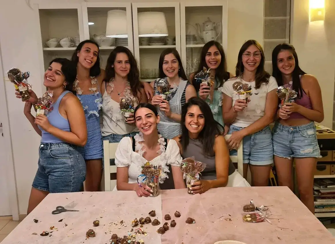 משתתפים צוחקים ונהנים בסדנת שוקולד מקצועית