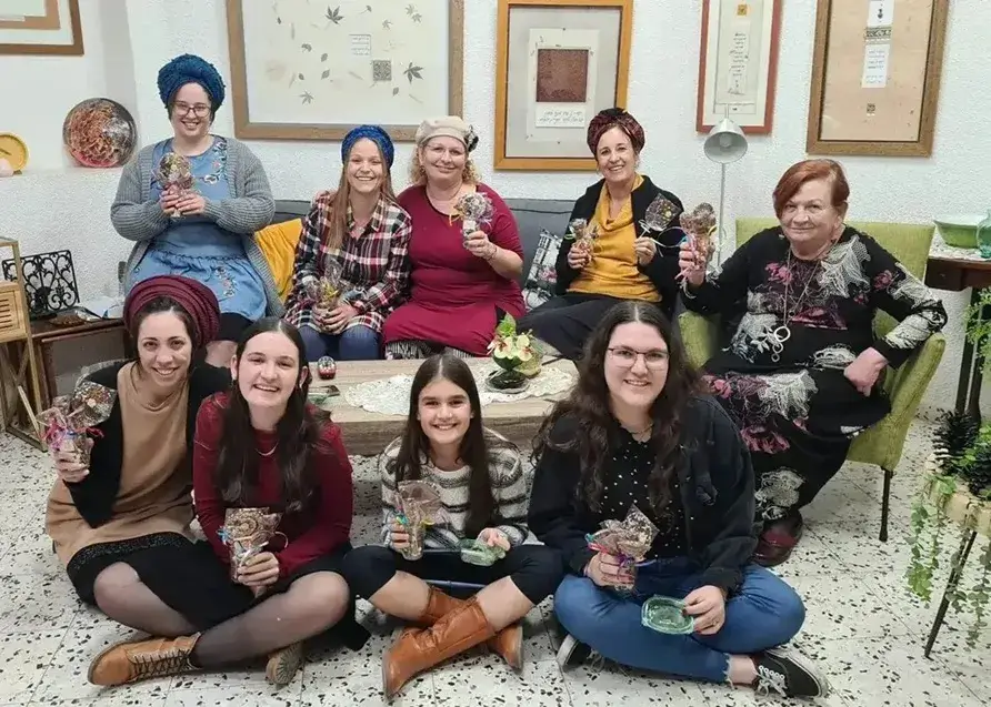 סדנת שוקולד בעינביז שוקולד - משתתפים עובדים יחד ביצירת שוקולד