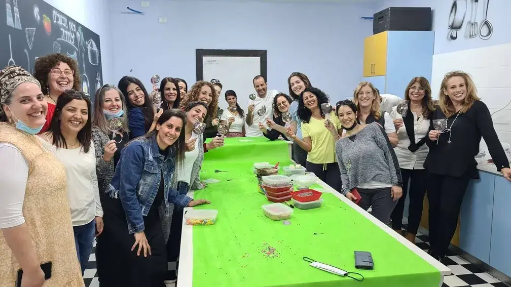 סדנת שוקולד בעינביז שוקולד - פעילות גיבוש צוותית בשוקולד