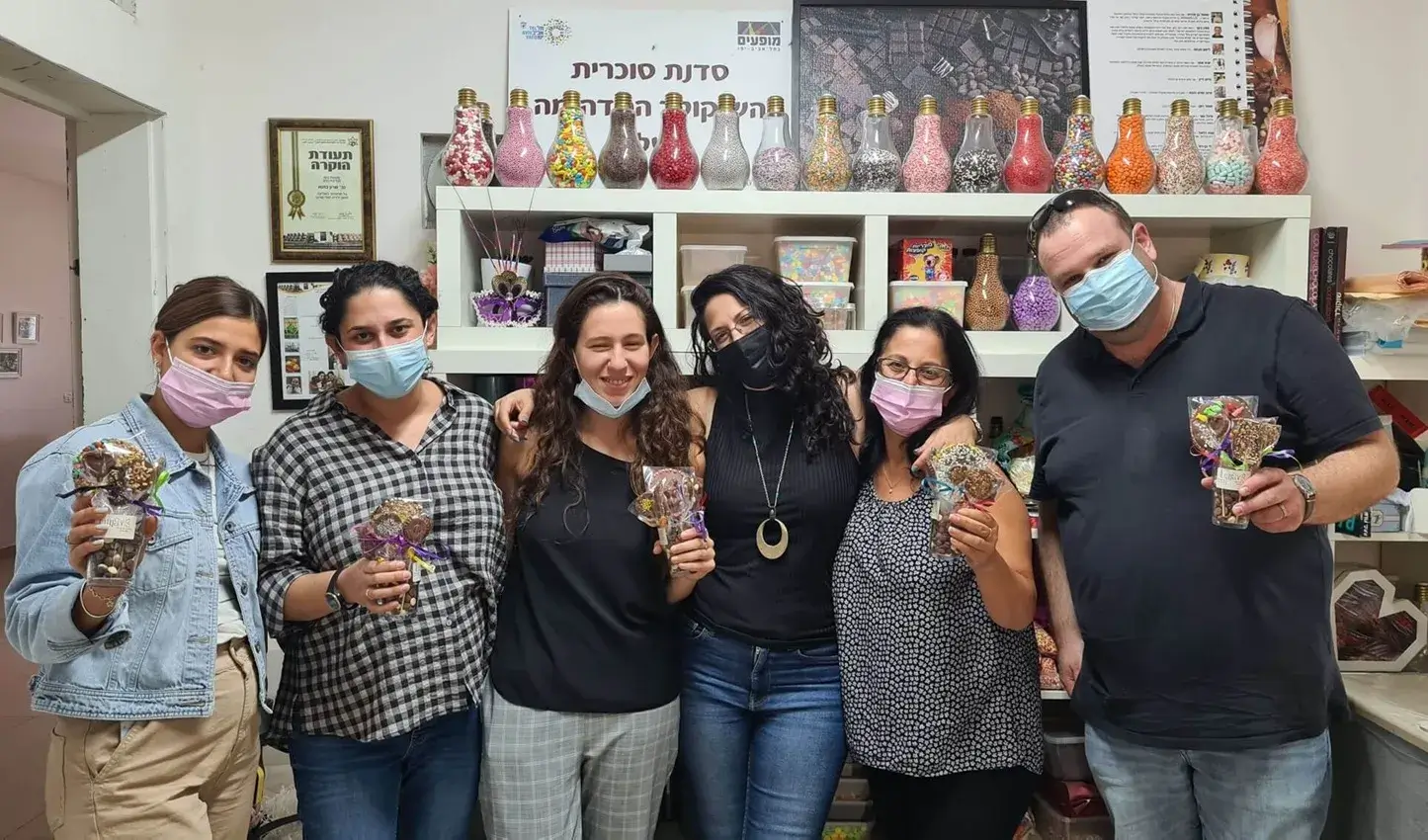 סדנת שוקולד בעינביז שוקולד - מכינים שוקולד יחד