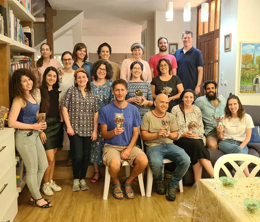 סדנת שוקולד בעינביז שוקולד - צוותים צוחקים בזמן עבודת השוקולד.