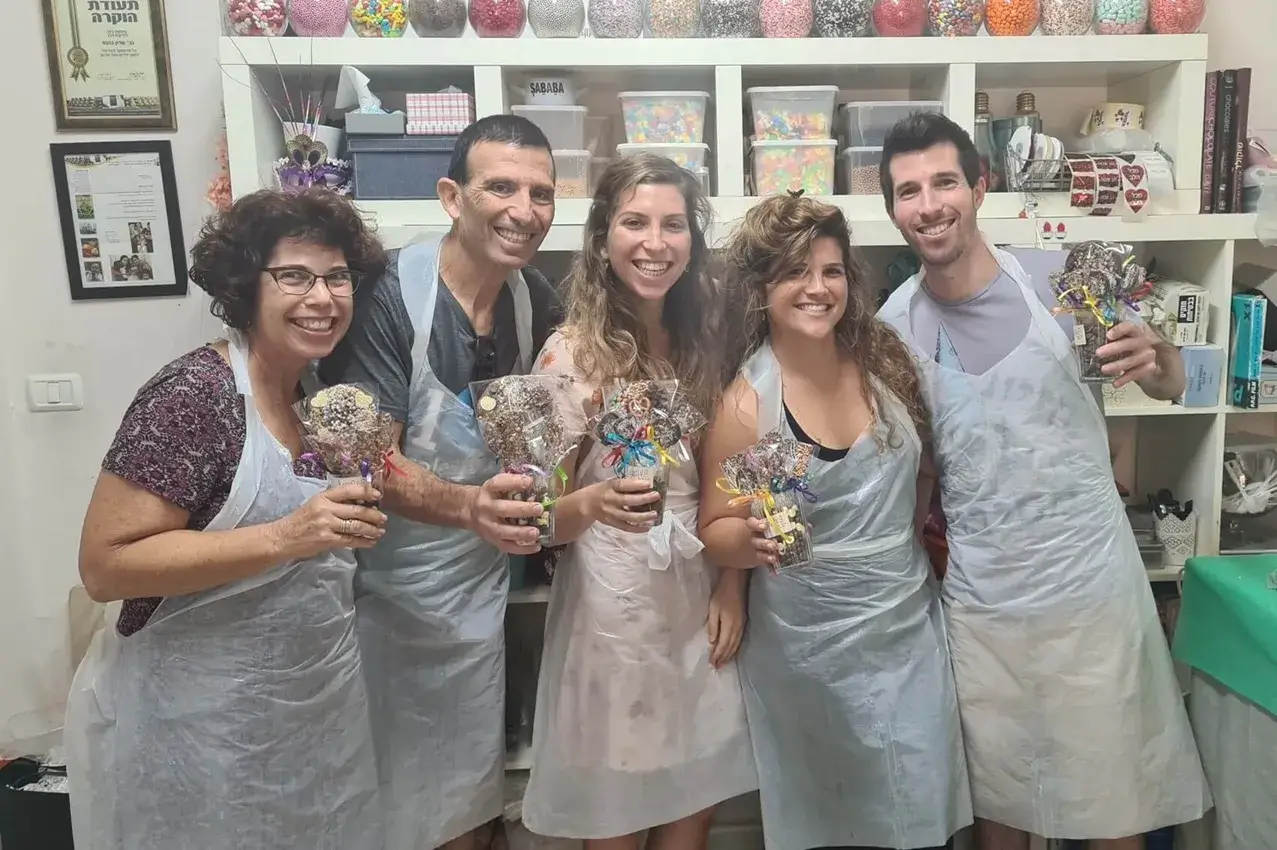 עובדים מתחלקים במשימות בסדנת שוקולד לגיבוש הצוות