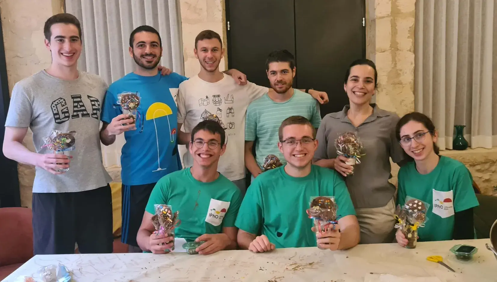 עובדים יוצרים שוקולדים בצורות מרהיבות יחד.