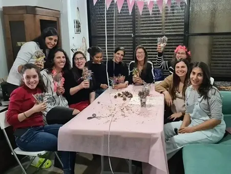 נשים מציגות לראווה עציצי שוקולד שהכינו בסדנת שוקולד למבוגרים של עינביז