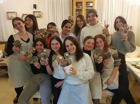 נערים ונערות חוגגים 16 בסדנת שוקולד מעשית עם עינביז שוקולד