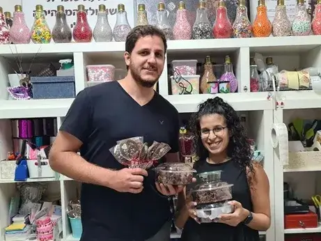 משתתפים בסדנת שוקולד של עינביז מציגים מארזי שוקולד שהכינו