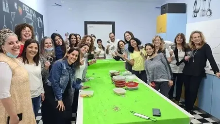 קבוצת עובדים חוגגת סדנת שוקולד בתל אביב