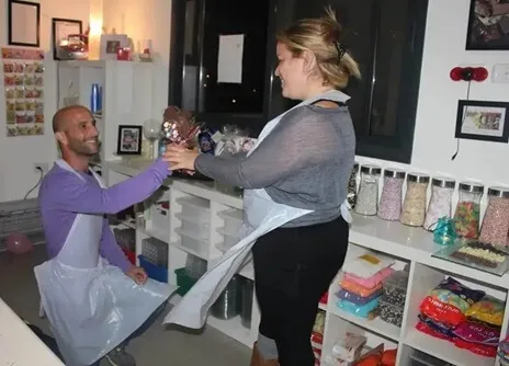 זוג מאושר בסדנת שוקולד רומנטית ופרטית בסטודיו עינביז שוקולד