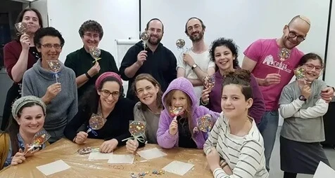 משפחה נהנית מאטרקציית שוקולד בנופש של עינביז שוקולד במלון או בצימר