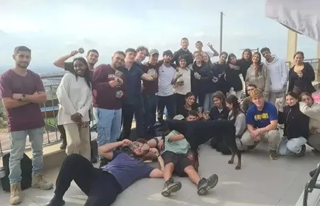 קבוצת עובדים ביום גיבוש חברה בסדנת שוקולד חווייתית ומגבשת בעינביז