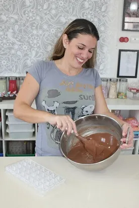 רוני כהנא שוקולטיירית ומייסדת עינביז שוקולד מדגימה טכניקות עבודה