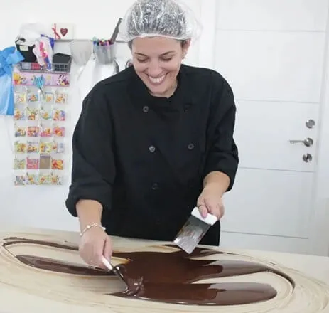 רוני כהנא שוקולטיירית בעינביז מטמפררת שוקולד בלגי על שיש