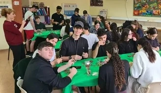 ילדים ותלמידים מכינים יצירות משוקולד בפעילות שוקולד לסוף שנה של עינביז שוקולד