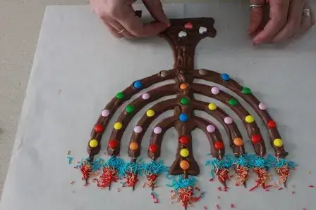 לקשט את החנוכייה משוקולד בסוכריות