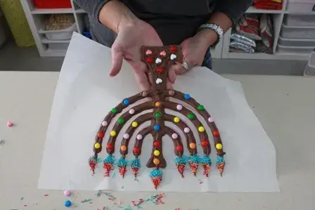 חנוכייה משוקולד וסוכריות